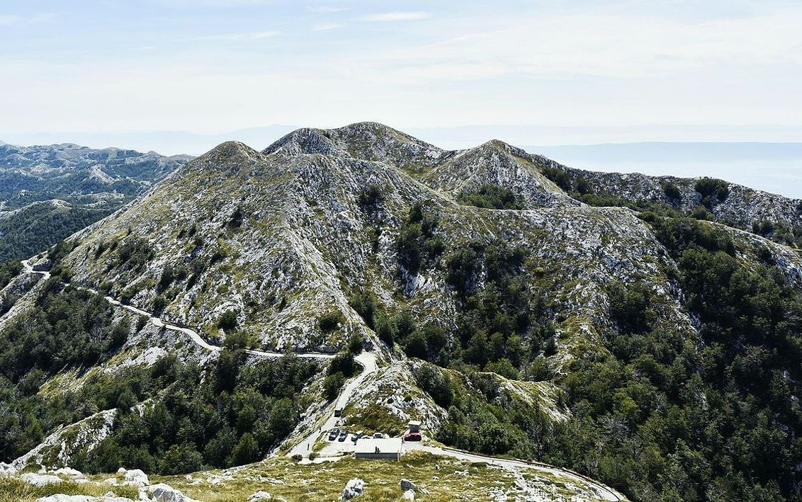 L'ingresso della Fattoria su una strada di campagna soleggiata
